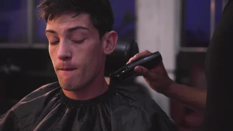 masqulin: Fucking Under The Barber's Light