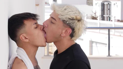 Southern Strokes: Plunging Into Puckerland