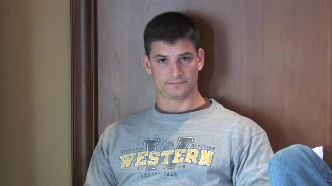 Active Duty: Four Men Rotate, Sharing in this Wild Gangbang