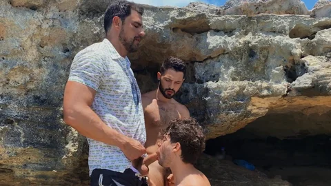 Reality Dudes: Three's a Crowd? Not on This Beach!