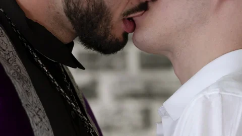 staghomme: Discovering the Dark Side in an Elevator Ride