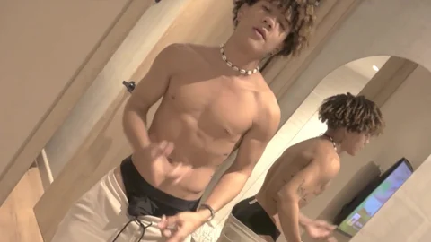 EastBoys: Amateur Latino Flexes His Muscles in The Shower