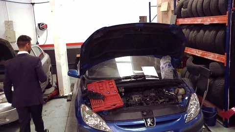menatplay: Hunky Mechanic Takes Over