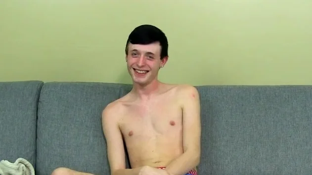 BoyCrush.com: Short-haired Brown Twink Solo